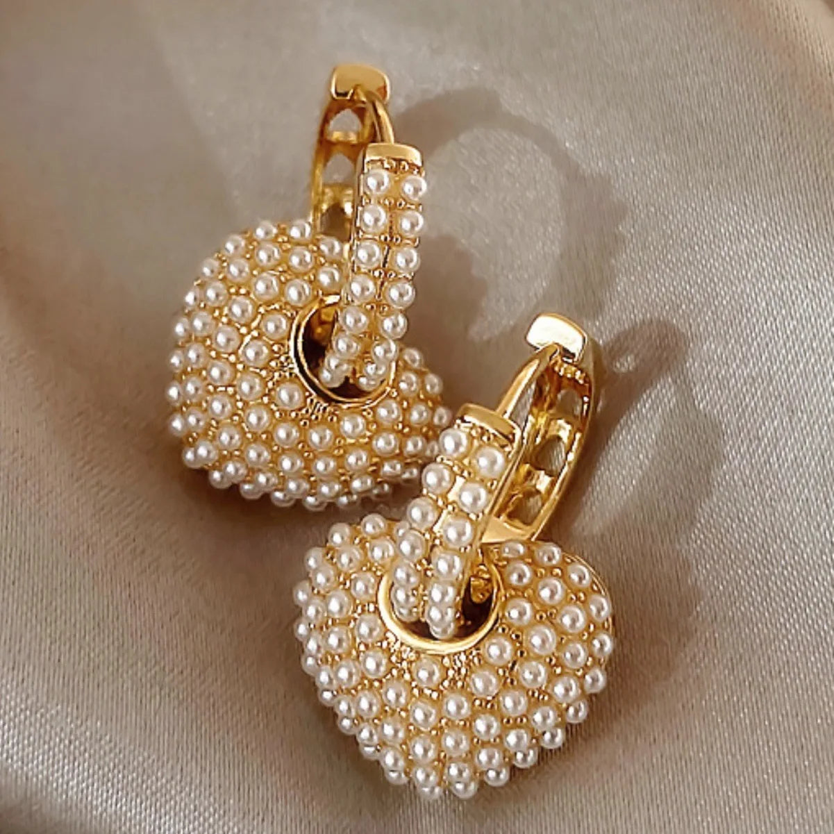 Brinco Coração de Pérolas Delicadas